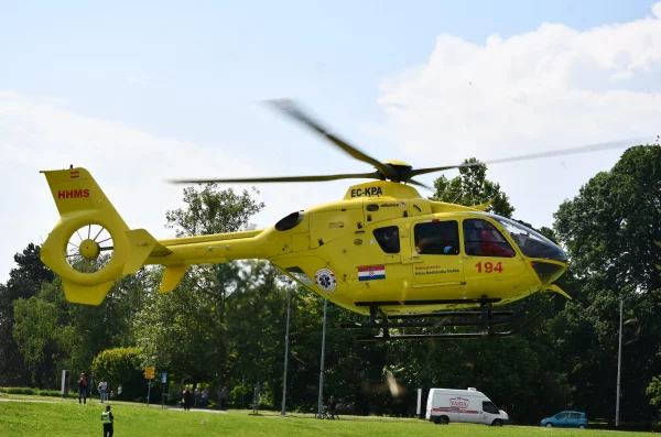 Zelena površina kod rotora kod pošte (37) helikopter