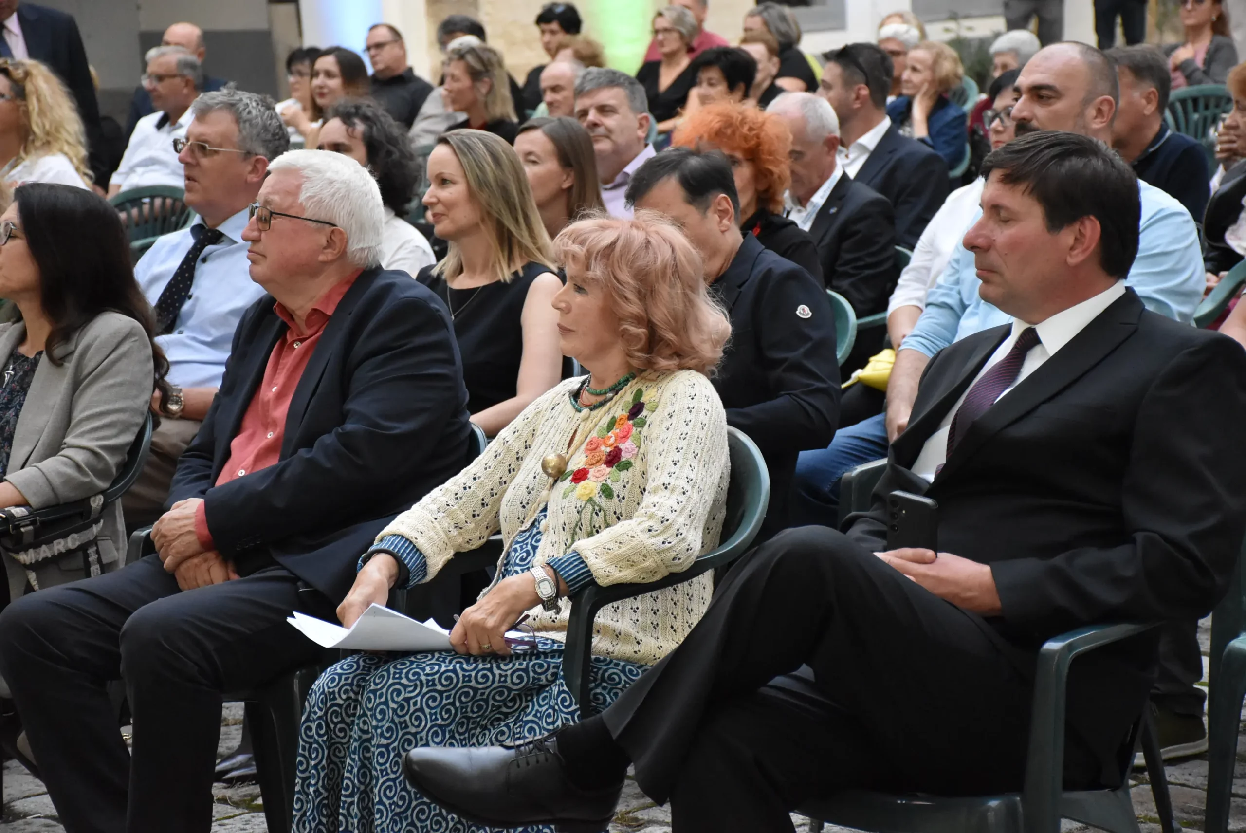 Zlatna jabuka (2) Zlatna jabuka (2)