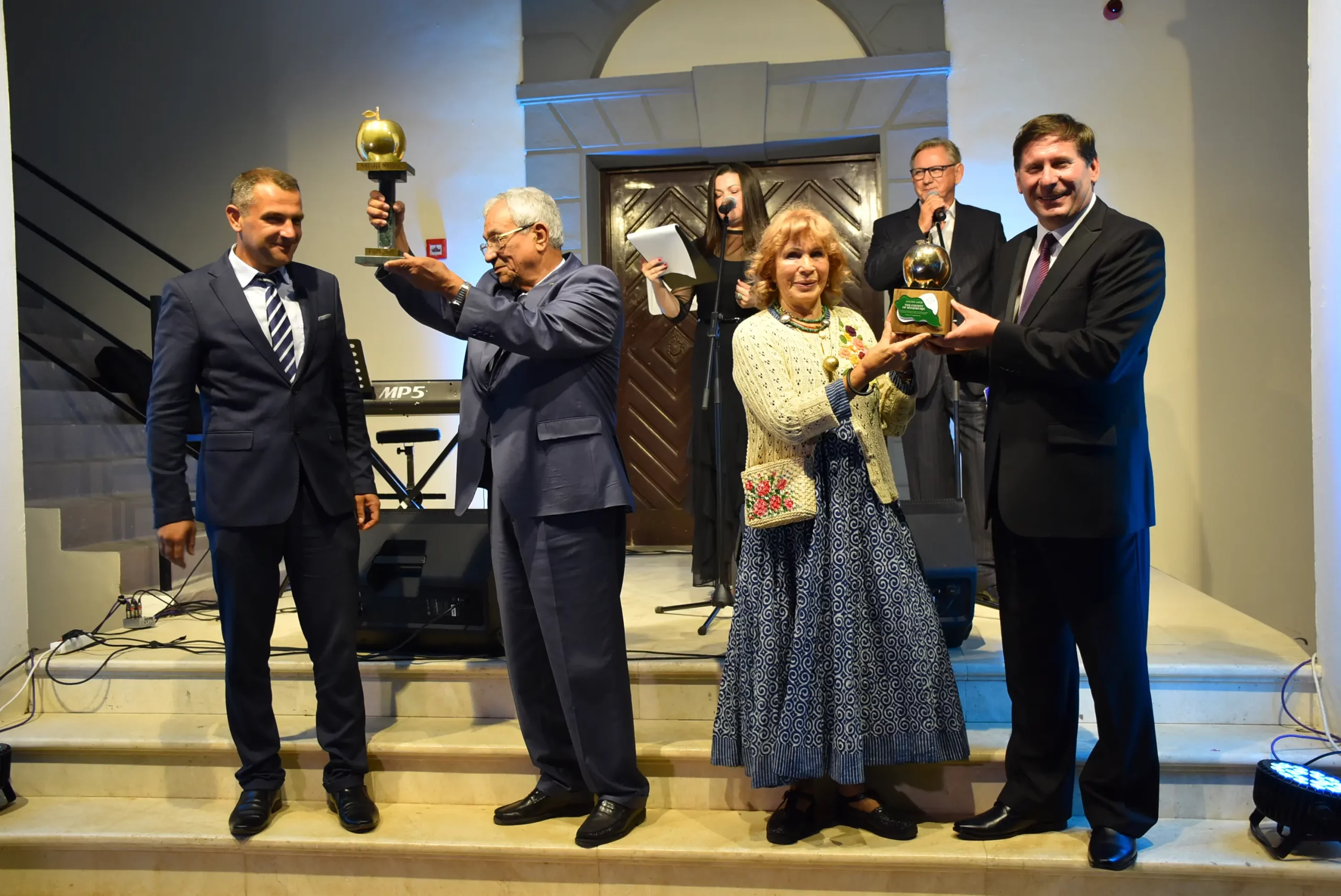 Zlatna jabuka (21) Zlatna jabuka (21)