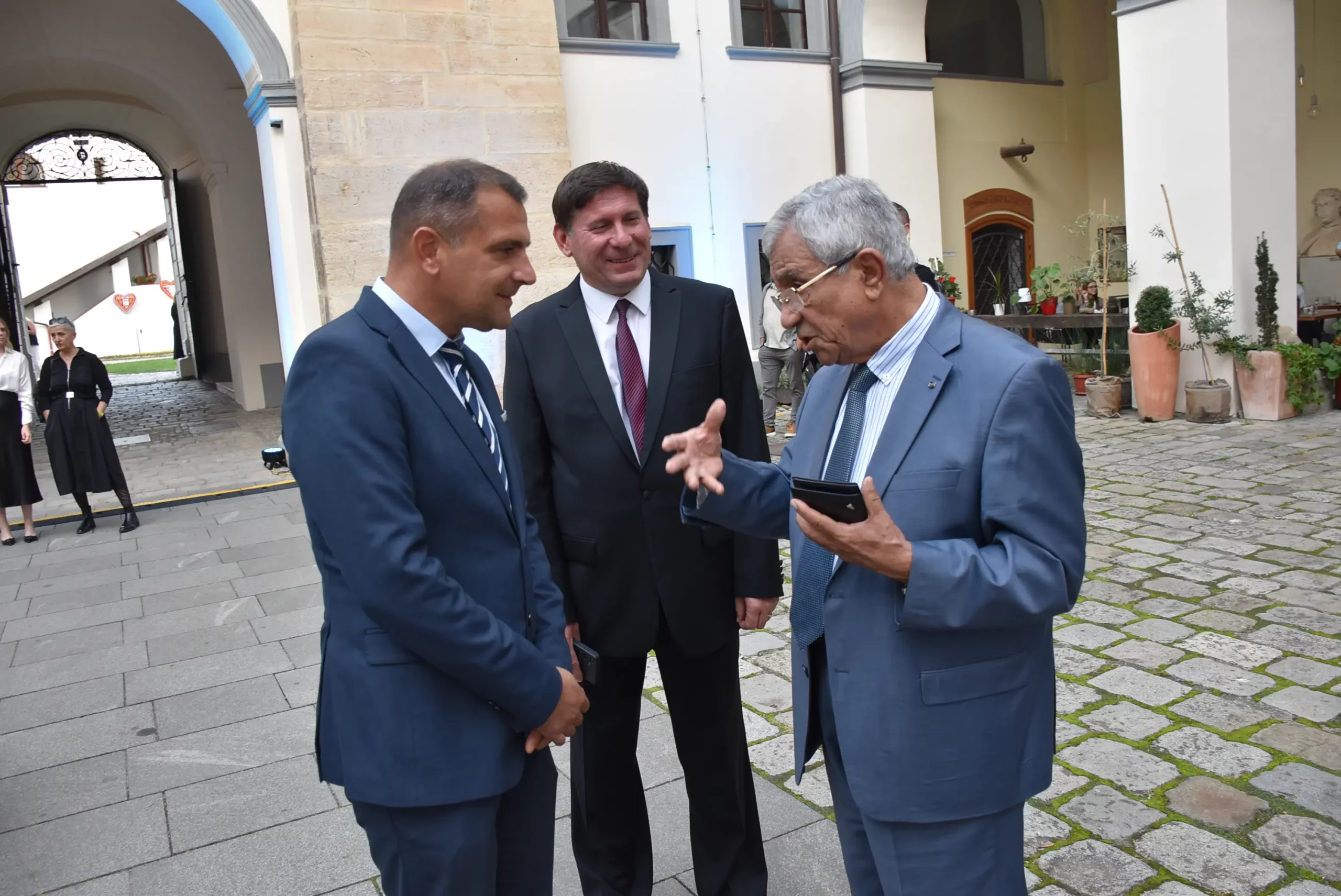 Zlatna jabuka (25) Zlatna jabuka (25)