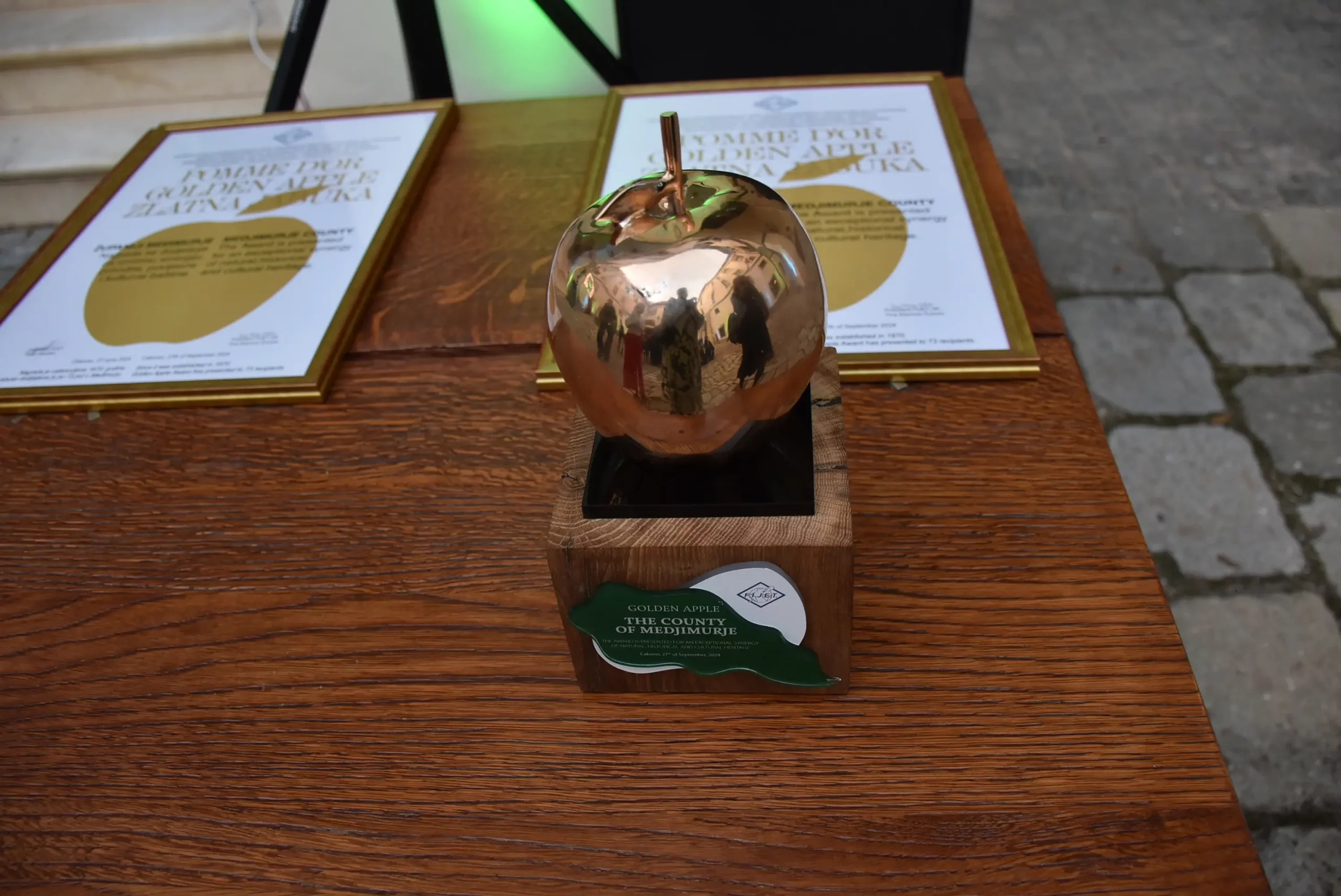 Zlatna jabuka (28) Zlatna jabuka (28)