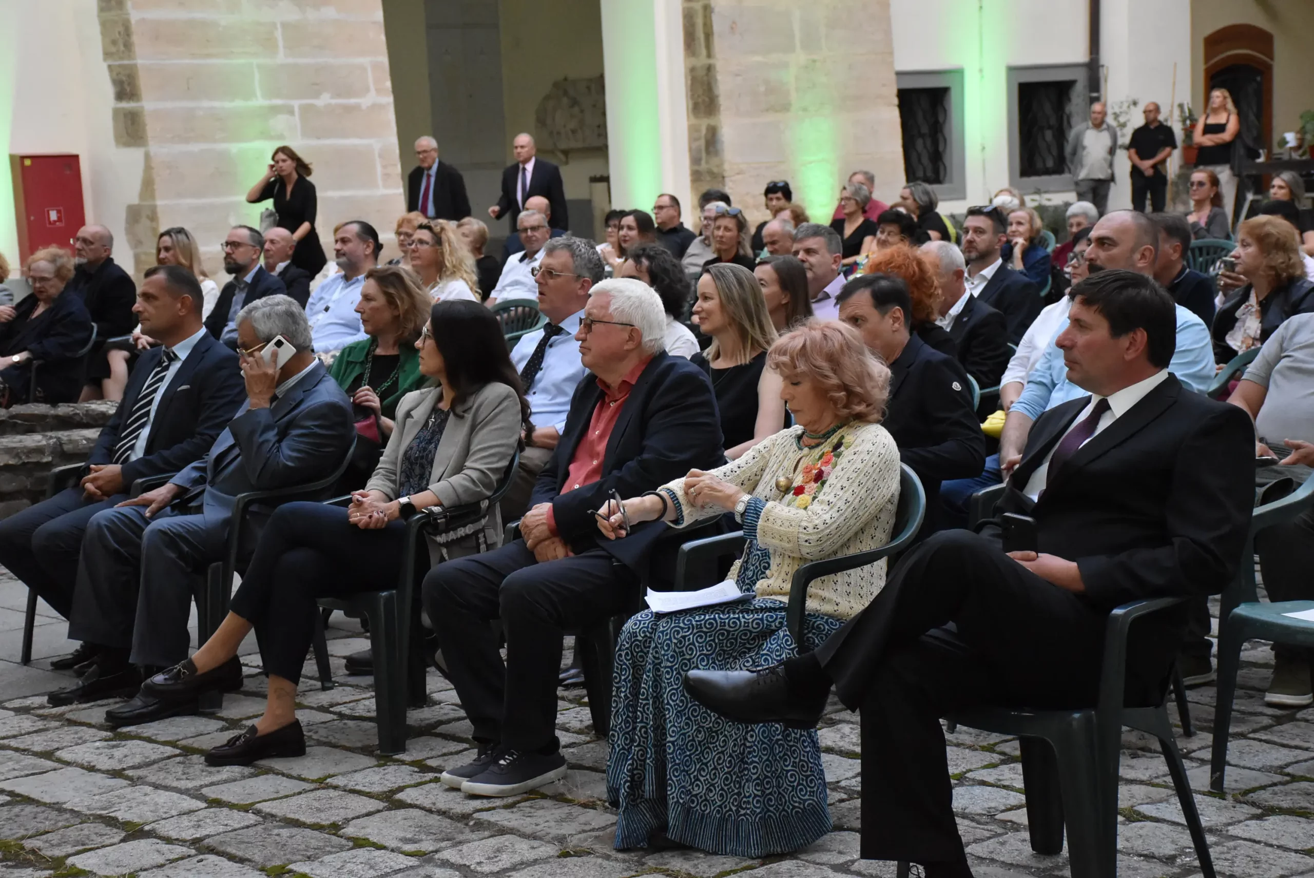 Zlatna jabuka (33) Zlatna jabuka (33)