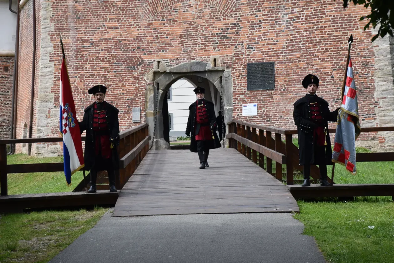 Zrinska garda, mimohod, topnik (1) Zrinska garda, mimohod, topnik (1)