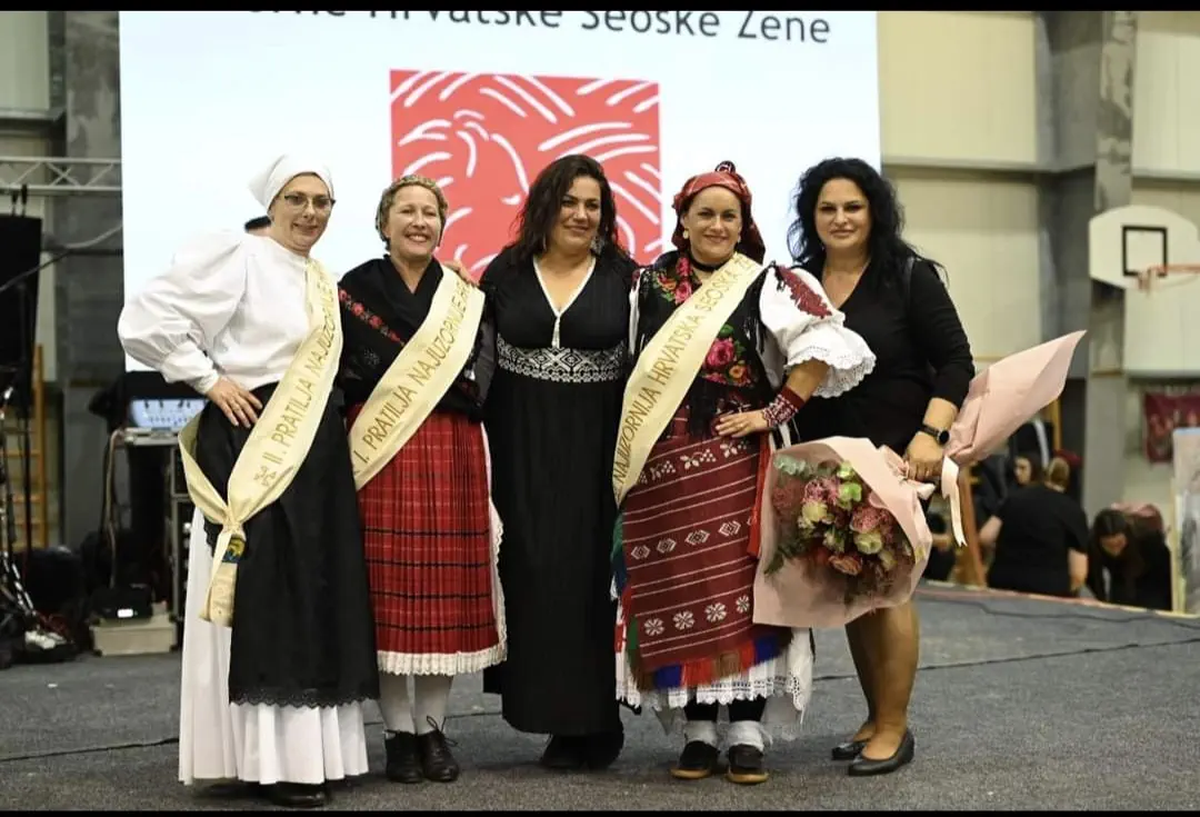 Župan Posavec čestitao Ivani Golenko na osvojenoj tituli druge pratilje na izboru za najuzorniju hrvatsku seosku (14) Župan Posavec čestitao Ivani Golenko na osvojenoj tituli druge pratilje na izboru za najuzorniju hrvatsku seosku (14)