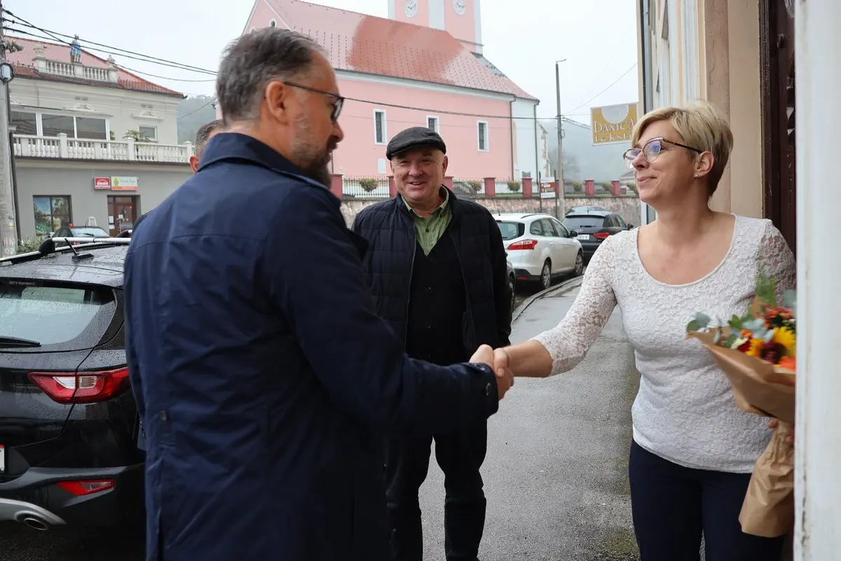 Župan Posavec čestitao Ivani Golenko na osvojenoj tituli druge pratilje na izboru za najuzorniju hrvatsku seosku (2) Župan Posavec čestitao Ivani Golenko na osvojenoj tituli druge pratilje na izboru za najuzorniju hrvatsku seosku (2)
