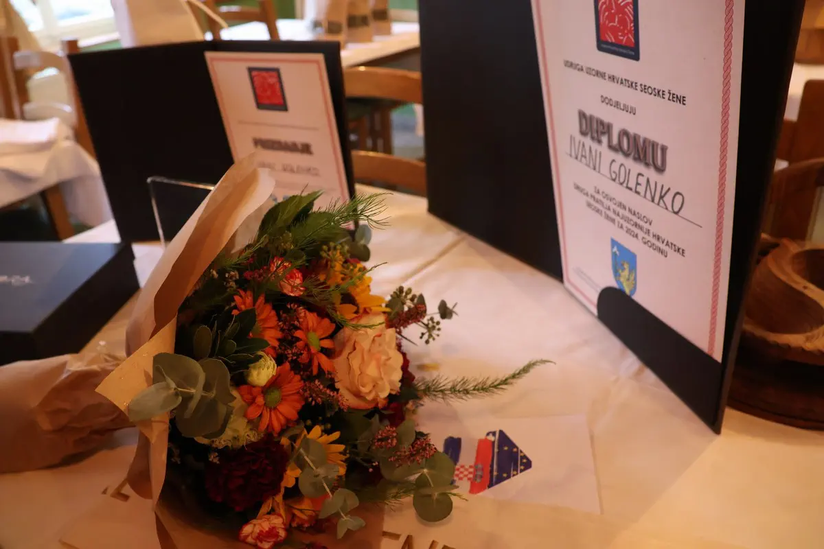 Župan Posavec čestitao Ivani Golenko na osvojenoj tituli druge pratilje na izboru za najuzorniju hrvatsku seosku (4) Župan Posavec čestitao Ivani Golenko na osvojenoj tituli druge pratilje na izboru za najuzorniju hrvatsku seosku (4)