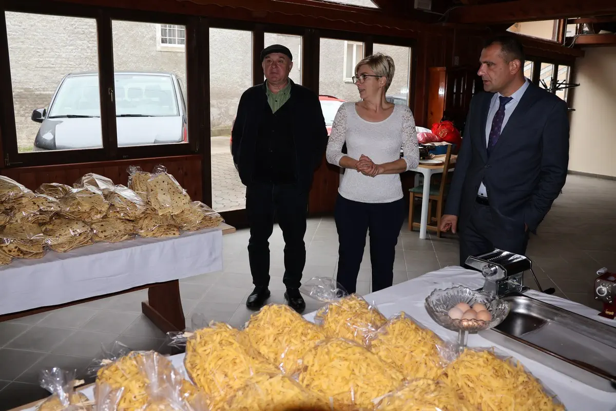 Župan Posavec čestitao Ivani Golenko na osvojenoj tituli druge pratilje na izboru za najuzorniju hrvatsku seosku (9) Župan Posavec čestitao Ivani Golenko na osvojenoj tituli druge pratilje na izboru za najuzorniju hrvatsku seosku (9)