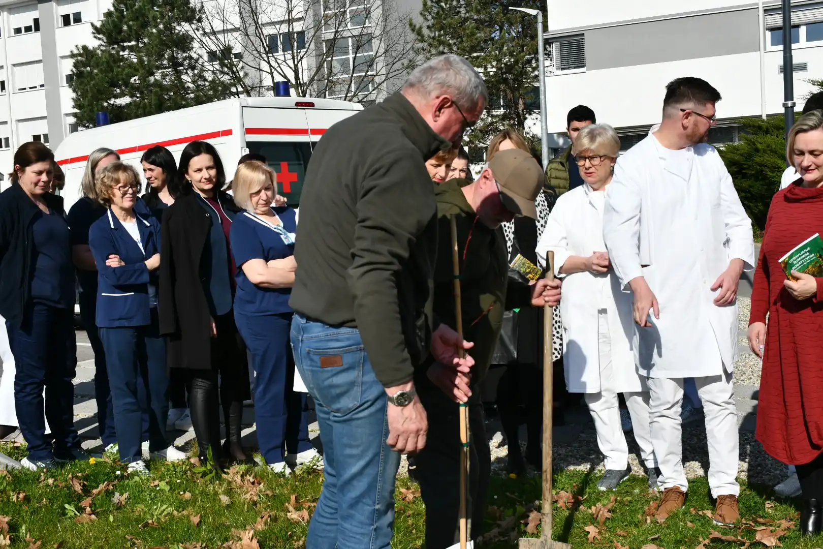 Županijska bolnica ČK sadnja drveća (12)
