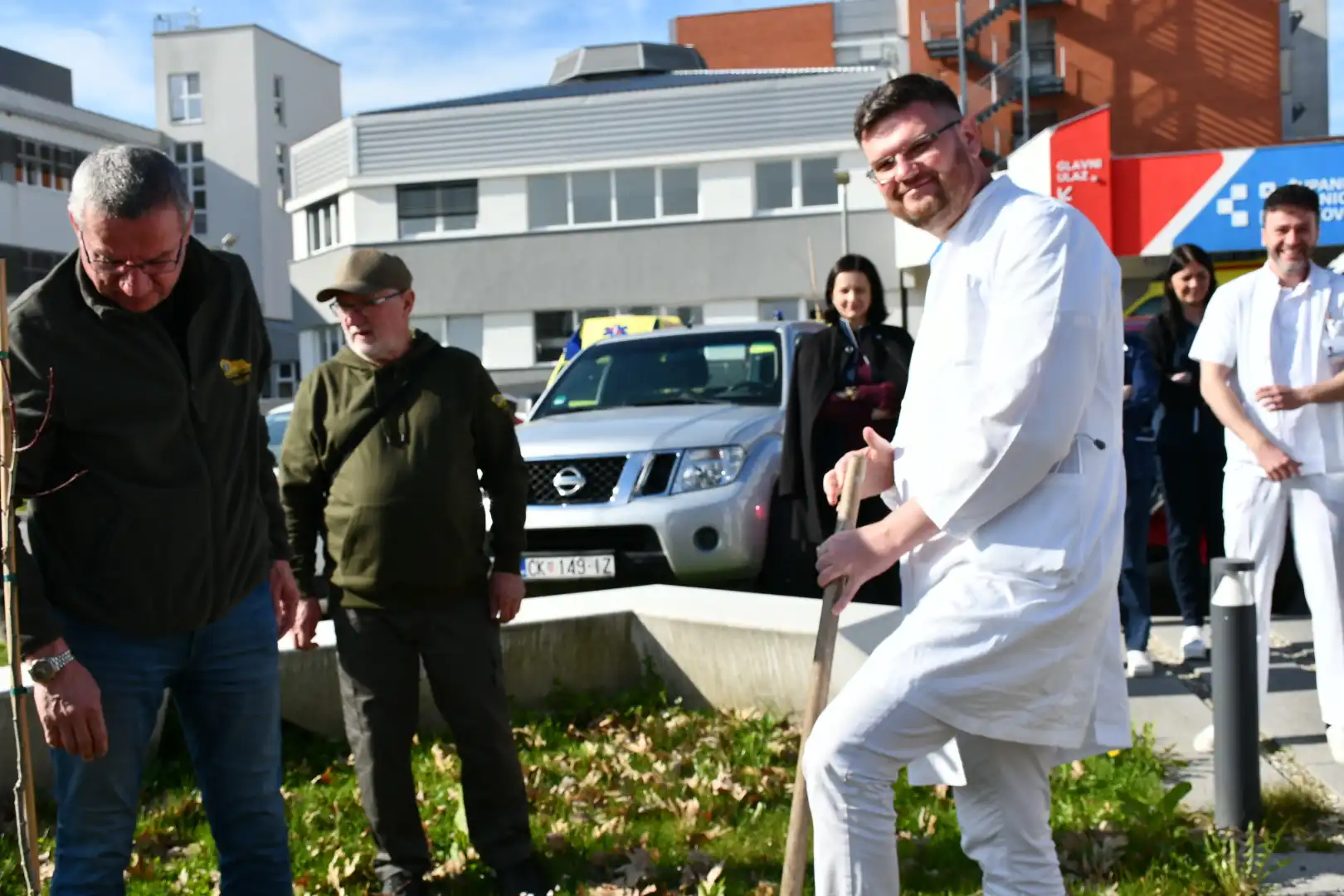 Županijska bolnica ČK sadnja drveća (3)