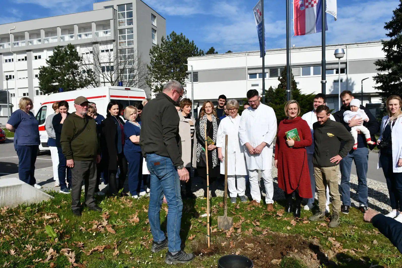 Županijska bolnica ČK sadnja drveća (4)