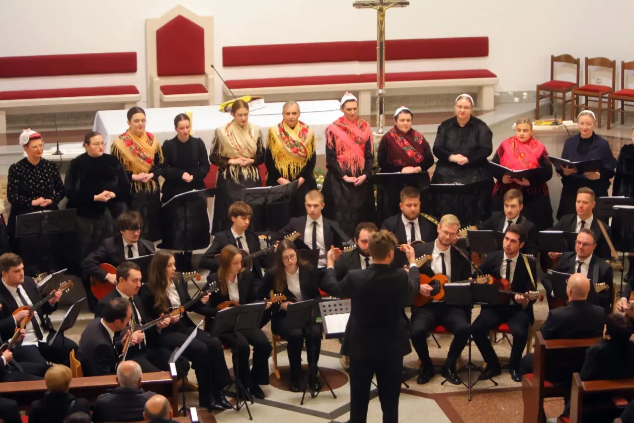 Župna crkva sv. Antuna Padovanskog glazbena večer (32)