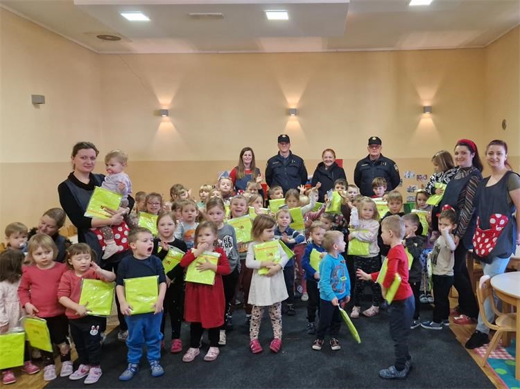 Preloški policajci posjetili mališane dječjeg vrtića “Kockavica”