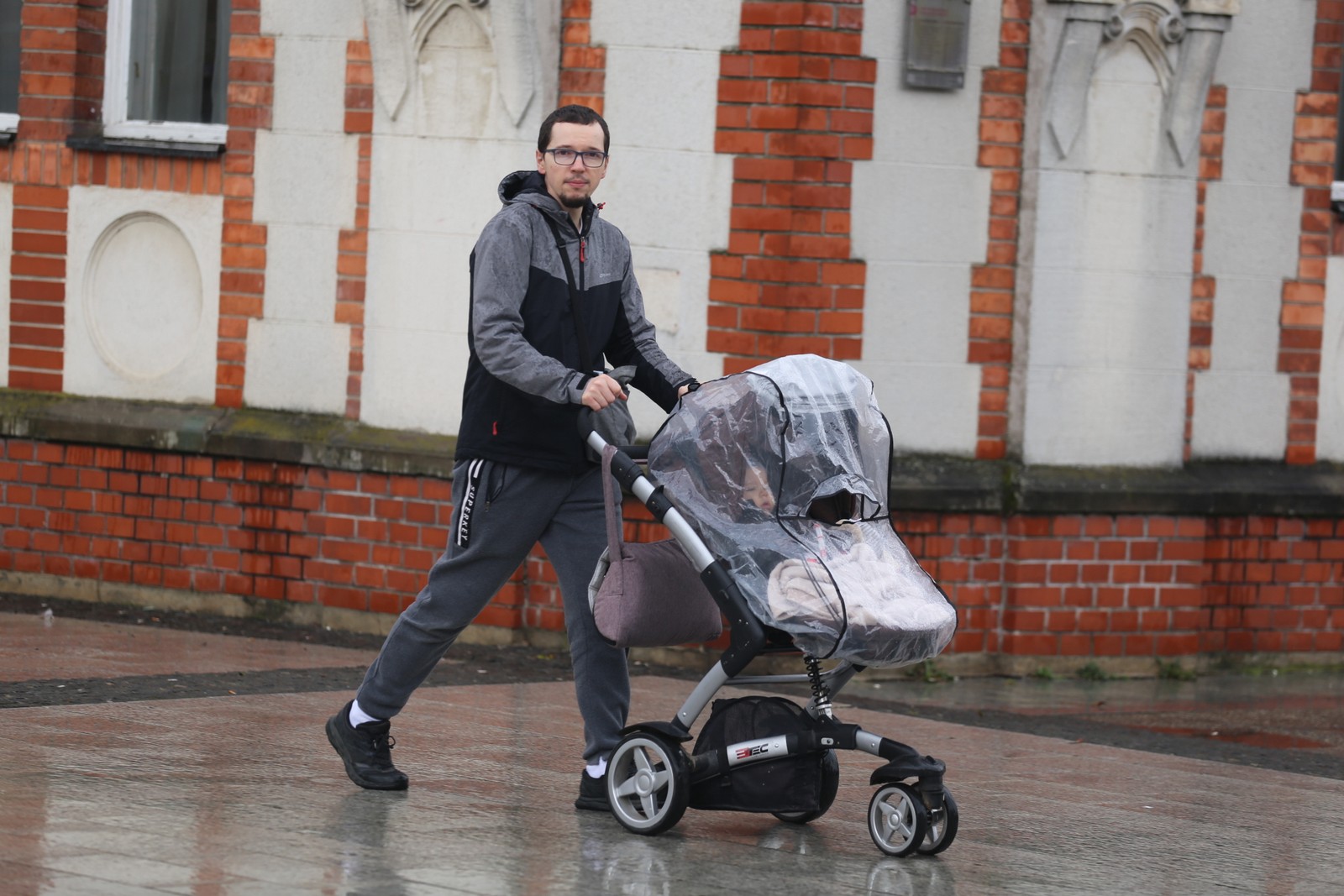 KLIKOM PO ČAKOVCU Oblačno i kišovito prijepodne nije spriječilo građane da dođu u centar grada KLIKOM PO ČAKOVCU Oblačno i kišovito prijepodne nije spriječilo građane da dođu u centar grada