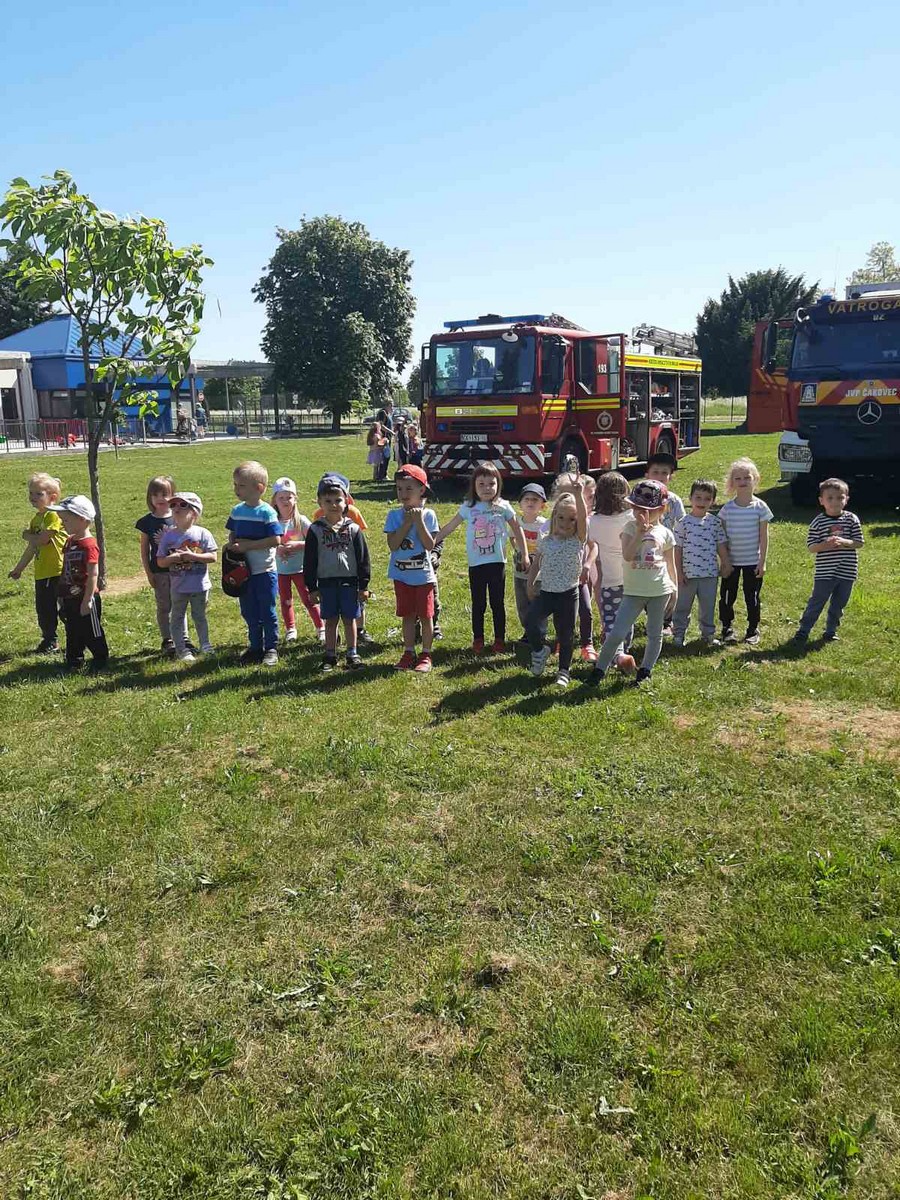 POSJET  VATROGASACA  Povodom Dana grada Čakovca i mjeseca zaštite od požara , 19.5.2022., vrtić Maslačak posjetili su vatrogasci Dvd-a Pustakovec – Buzovec – Putjane s dva vatrogasna vozila. Predsjednik VZ grada Čakovca, g. Mario Medved djeci je objasnio