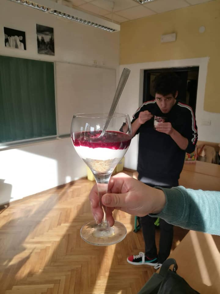 Gimnazijalci spravljali kolače bez pečenja, izgledaju vrlo primamljivo