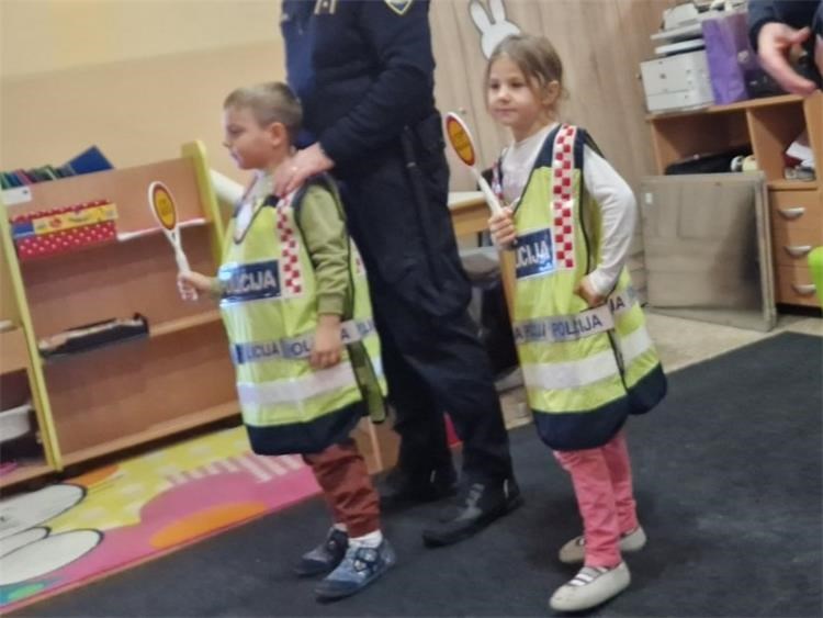 Preloški policajci posjetili mališane dječjeg vrtića “Kockavica”