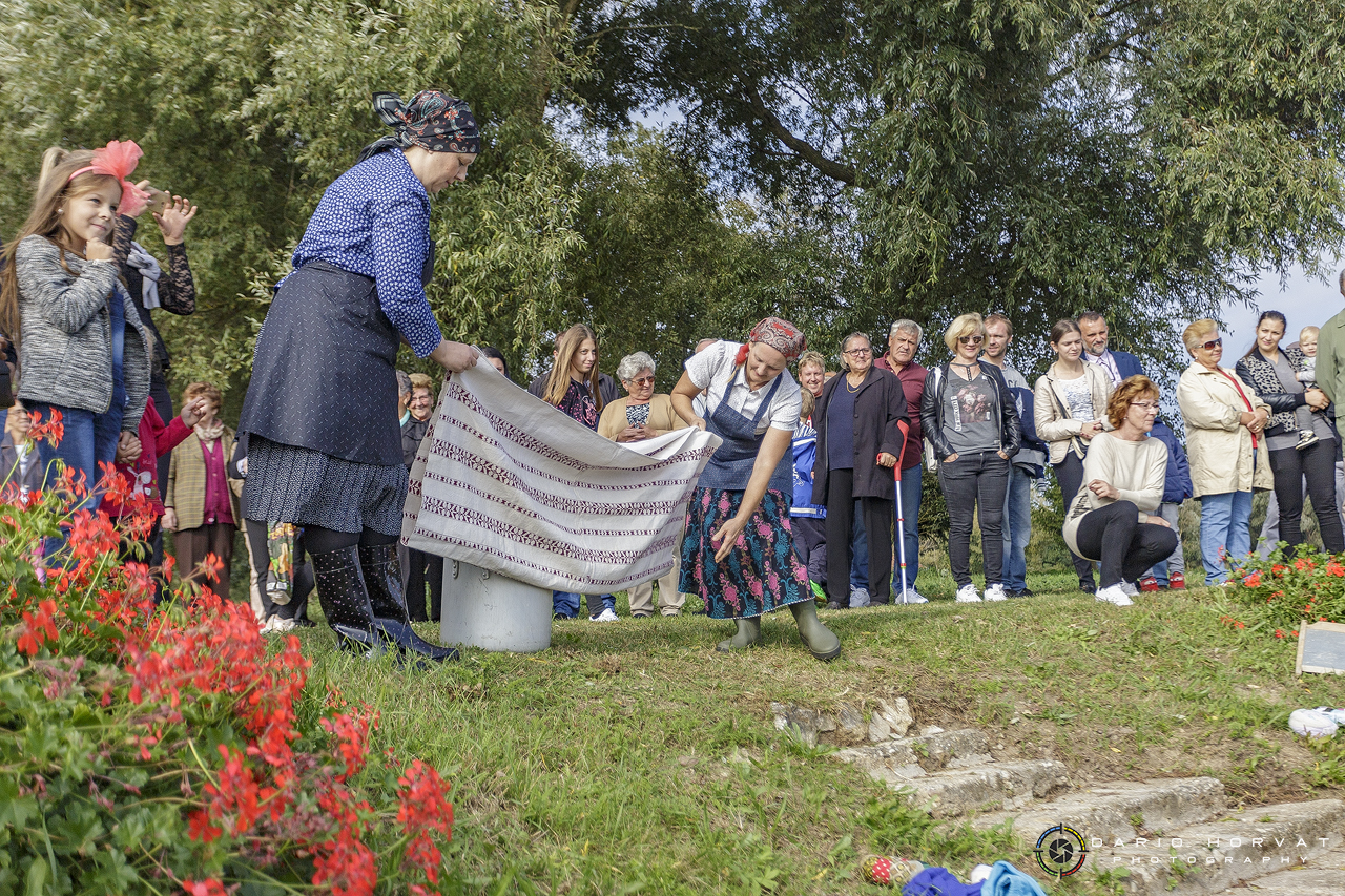 U Gardinovcu svečano otkrivena spomen-ploča posvećena seoskom pralu na potoku Trnavi