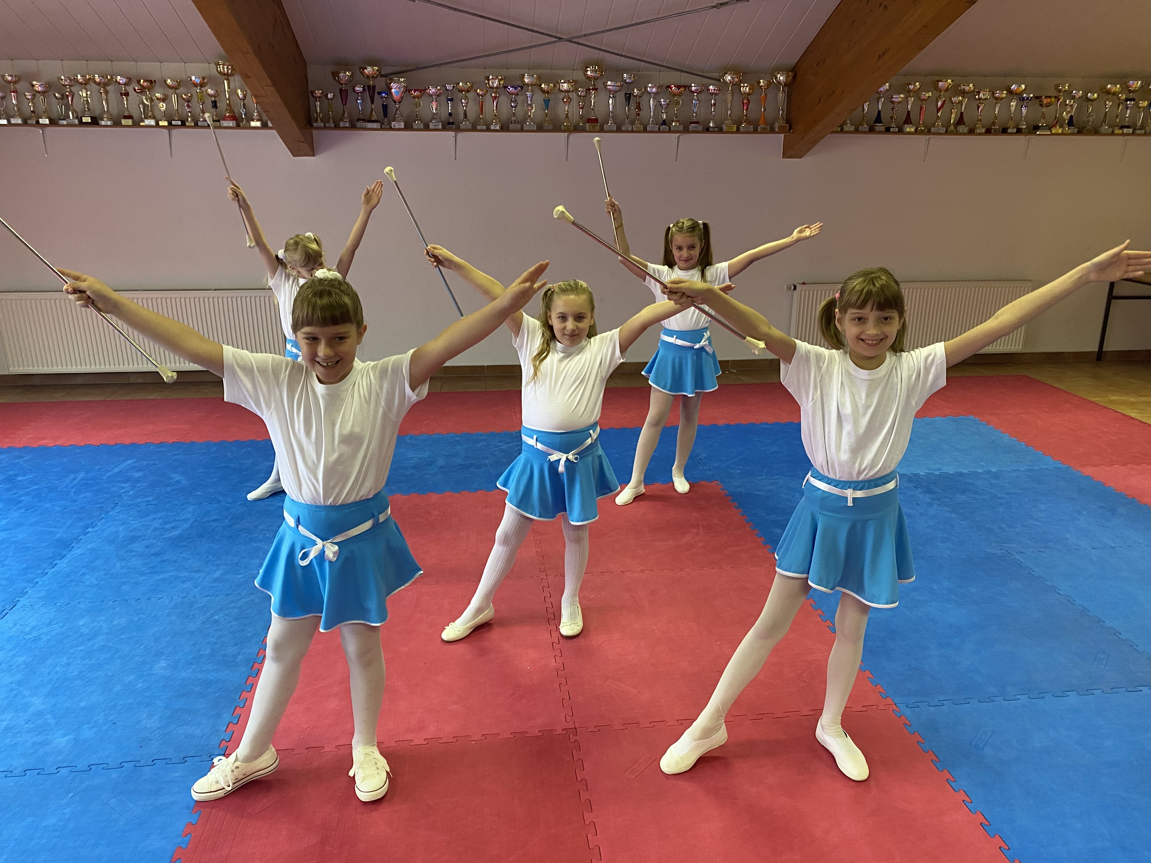 MAŽORETKINJE MALE SUBOTICE U novim uniformama do medalja!