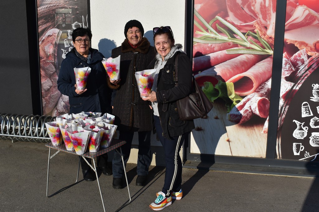 DAN ŽENA Članice Udruge žene Savske Vesi tratinčicama darivale svoje sumještanke