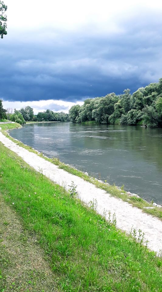 PROLOM OBLAKA Sve nas iznenadilo: U tren oka zamračilo se Međimurje, pada kiša, snažno grmi… PROLOM OBLAKA Sve nas iznenadilo: U tren oka zamračilo se Međimurje, pada kiša, snažno grmi…
