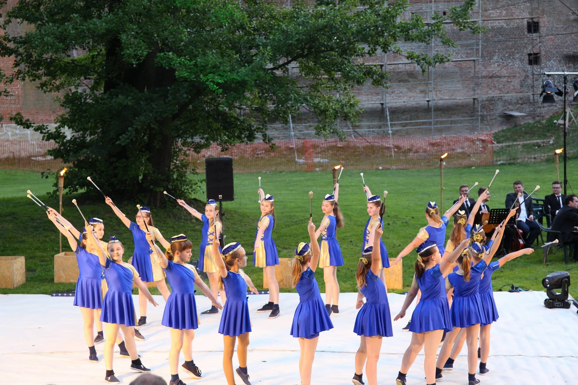 Predstava ‘Na dlanu jezera’ u lijepom ambijentu jezera podno zidina Starog grada