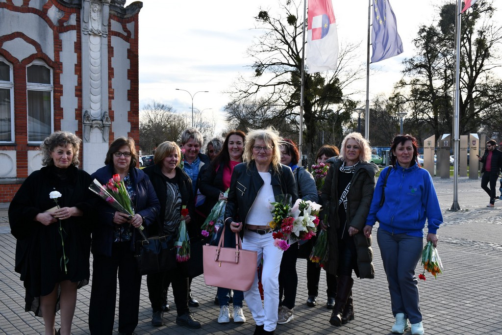 Free riders Pikač u centru Čakovca podjelom karanfila obradovali brojne žene