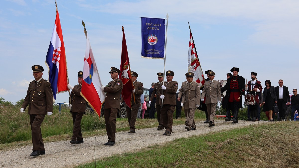 SVETI MARTIN NA MURI Održano sportsko natjecanje dragovoljaca i veterana te susreti djece i unuka hrvatskih branitelja
