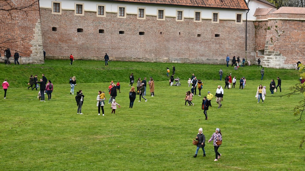 VIDEO I FOTO Potraga za uskrsnim jajima u Perivoj Zrinskih privukla mnoštvo mališana
