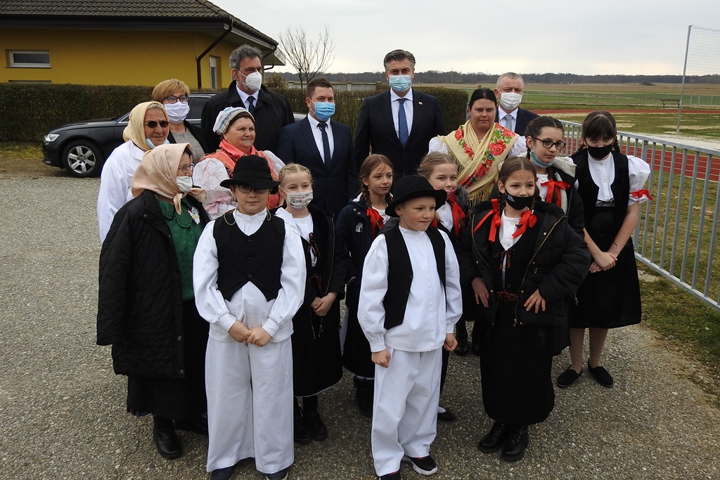 Premijer Plenković obišao školsko-sportska igrališta u Podturnu