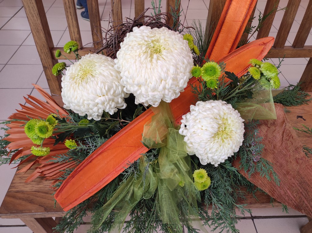 PRIGODNI ARANŽMANI Prodajna izložba aranžmana uoči Svih svetih u holu Gospodarske škole