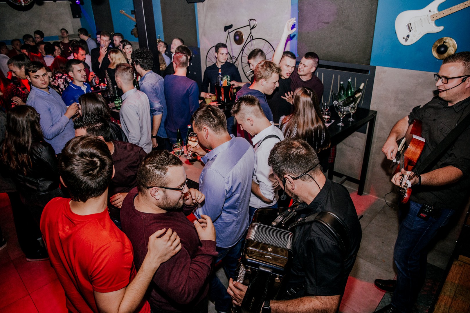 Odlična zabava na Podrumarenju uz TS Kumovi i Vina Tomšić