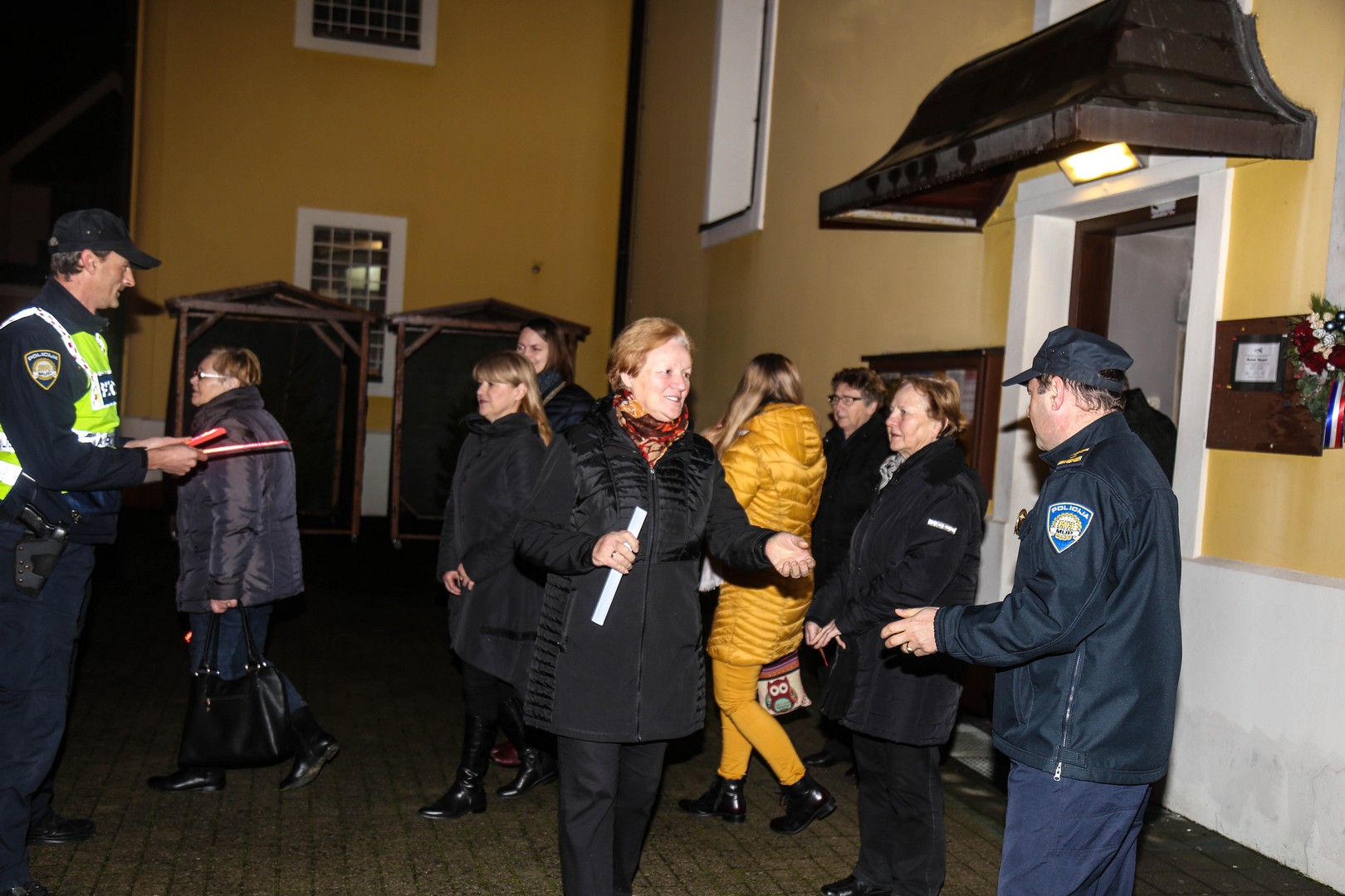 Policija u Prelogu vjernicima na izlasku iz crkve dijelila reflektirajuće materijale
