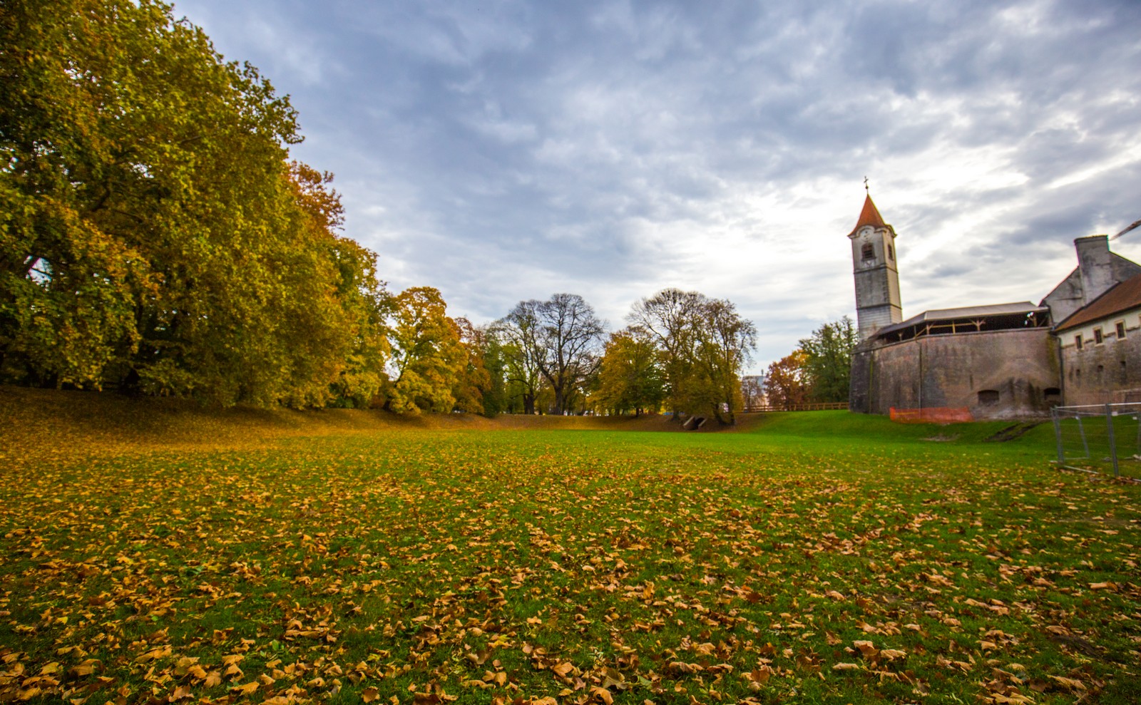Čarobna jesen: Naša Miroslava Novak prošetala je čakovečkim parkom i snimila šarenilo jesenskih boja. Predivno, zar ne? (y) :-)