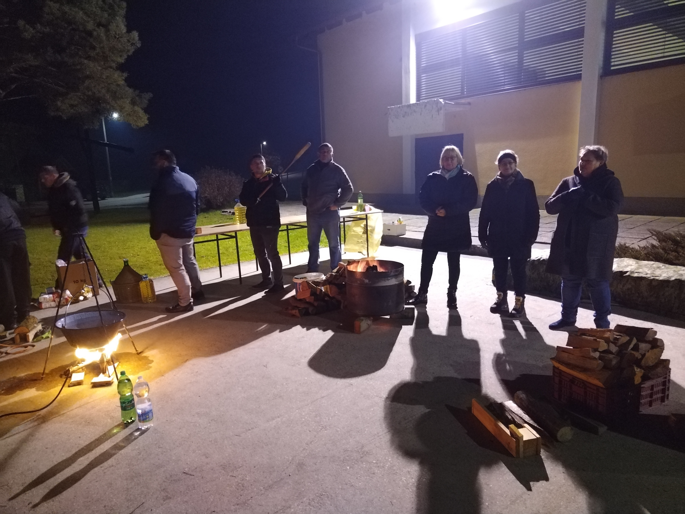 MAČKOVEC U BOŽIĆNOM ZAGRLJAJU Kuhano vino i topli čaj nakon polnoćke okupili mještane kod Društvenom domu