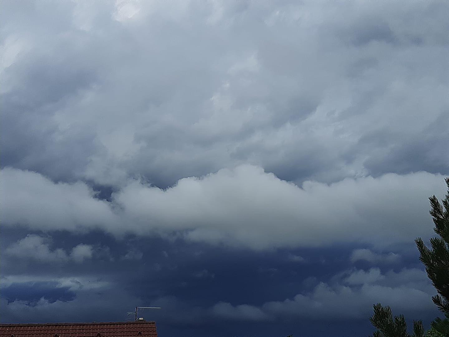 PROLOM OBLAKA Sve nas iznenadilo: U tren oka zamračilo se Međimurje, pada kiša, snažno grmi… PROLOM OBLAKA Sve nas iznenadilo: U tren oka zamračilo se Međimurje, pada kiša, snažno grmi…