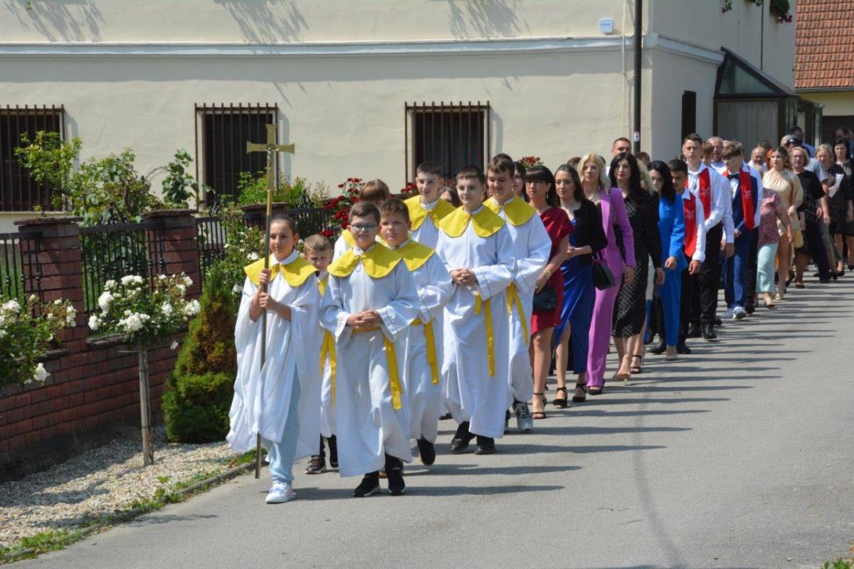 FOTO Donja Dubrava: 13 mladih župljana primilo sakrament Svete potvrde