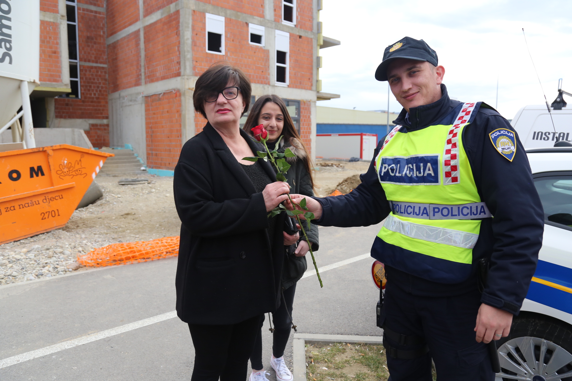 Međimurska policija cvijećem nagrađuje žene u prometu
