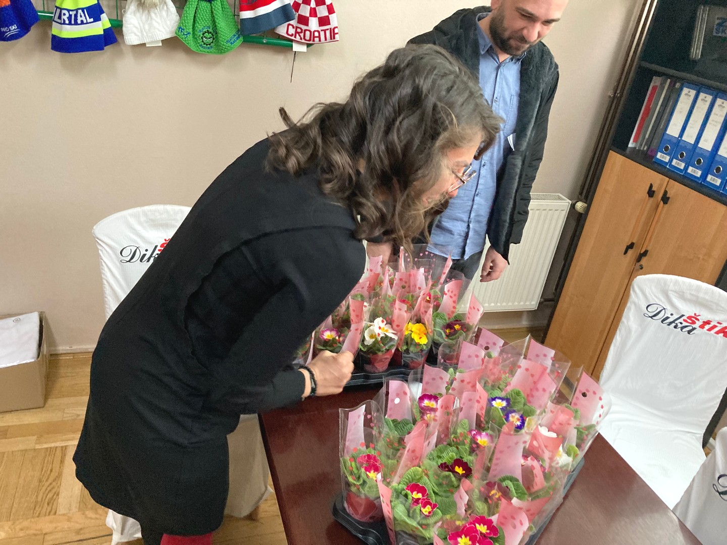 Načelnik Vratišinca Mihael Grbavec mještanke iznenadio jaglacima povodom Dana žena