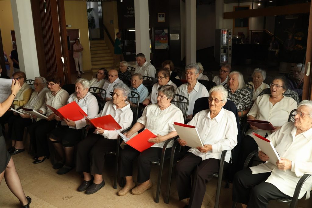 DAN STARIJIH OSOBA Župan Matija Posavec posjetio Dom za starije i nemoćne Čakovec DAN STARIJIH OSOBA Župan Matija Posavec posjetio Dom za starije i nemoćne Čakovec
