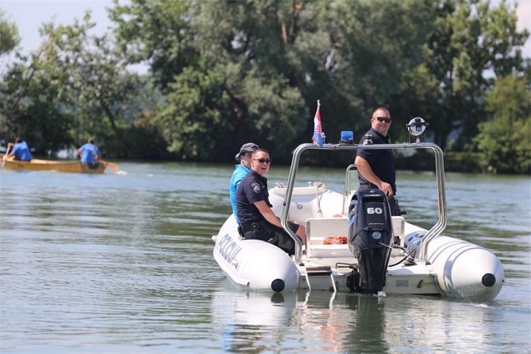 Kontakt policajci predstavili preventivne aktivnosti posjetiteljima ‘Lova na labuđe pero’ Kontakt policajci predstavili preventivne aktivnosti posjetiteljima ‘Lova na labuđe pero’