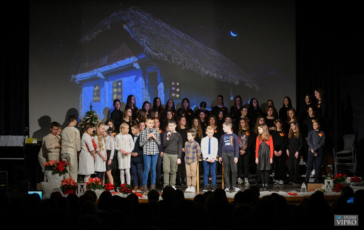 FOTO Osnovna škola Prelog predivnom priredbom sugrađanima uljepšala adventsko vrijeme