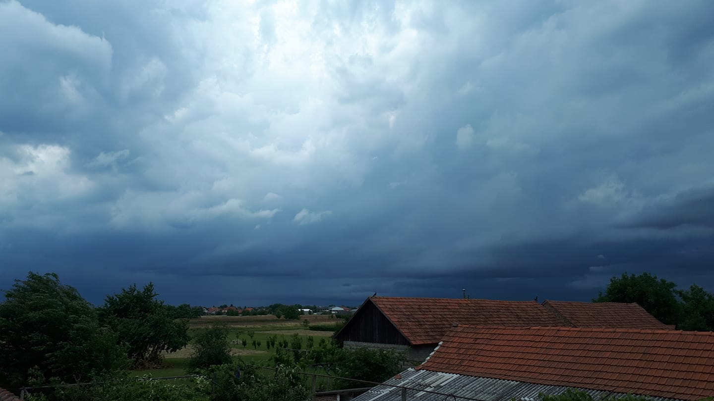 PROLOM OBLAKA Sve nas iznenadilo: U tren oka zamračilo se Međimurje, pada kiša, snažno grmi… PROLOM OBLAKA Sve nas iznenadilo: U tren oka zamračilo se Međimurje, pada kiša, snažno grmi…