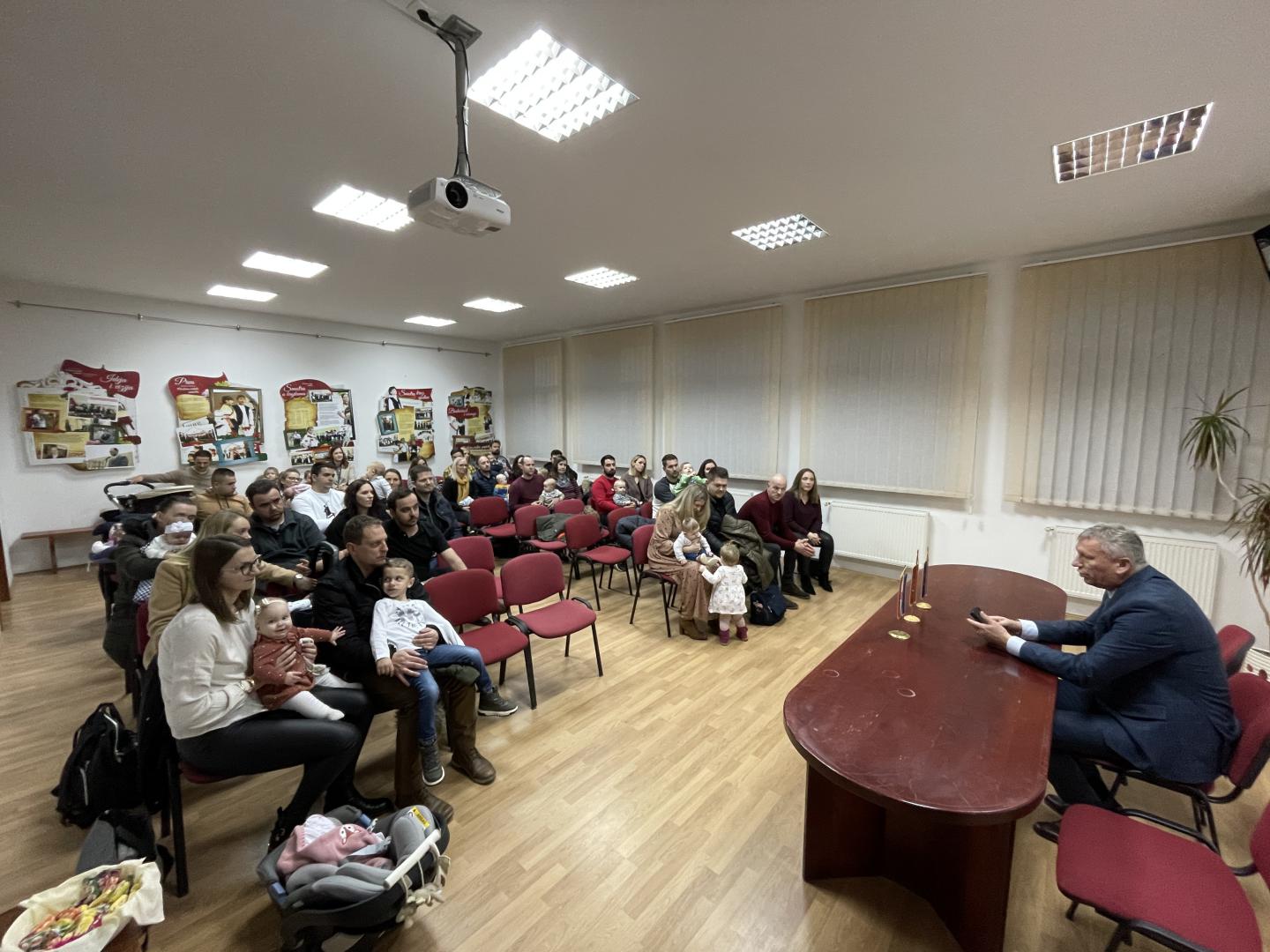 Bebe kod načelnika Srše: Podijeljene naknade za čak 26 novorođene djece