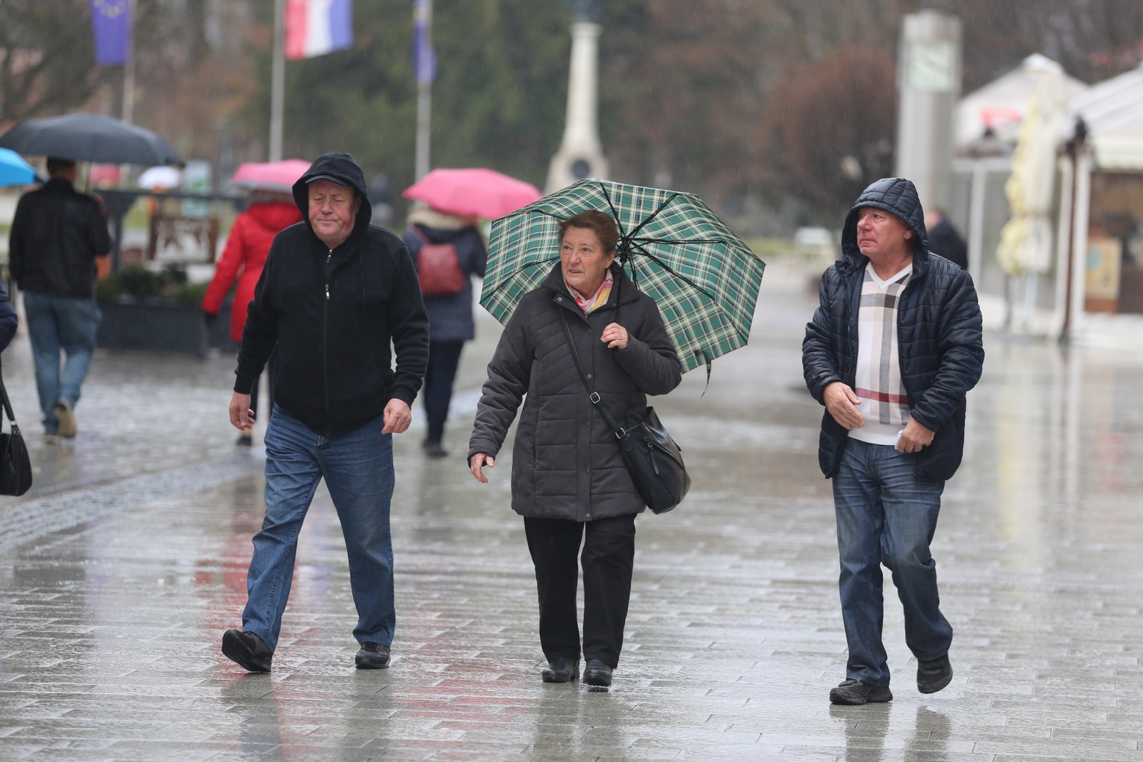 KLIKOM PO ČAKOVCU Oblačno i kišovito prijepodne nije spriječilo građane da dođu u centar grada KLIKOM PO ČAKOVCU Oblačno i kišovito prijepodne nije spriječilo građane da dođu u centar grada