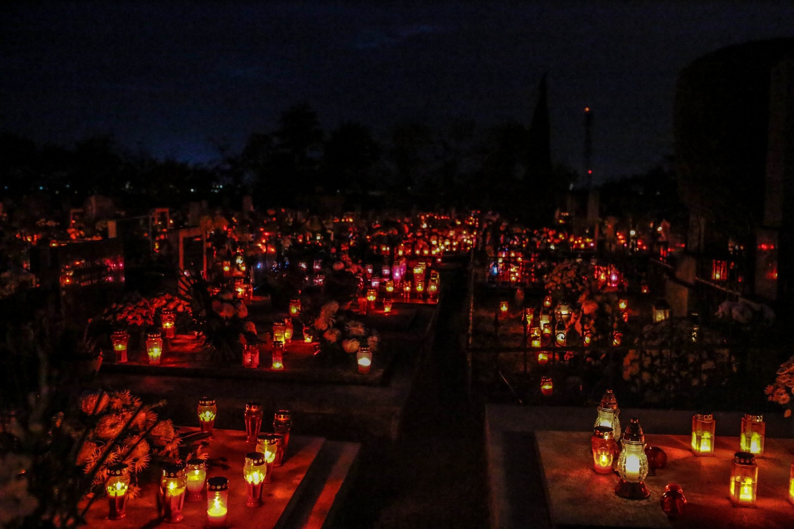FOTOGALERIJA Stotine sitnih plamenova osvijetlilo je groblje u Čakovcu