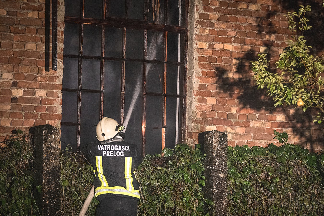 POŽAR U PRELOGU Brojni vatrogasci borili se s požarom bivšeg skladišta