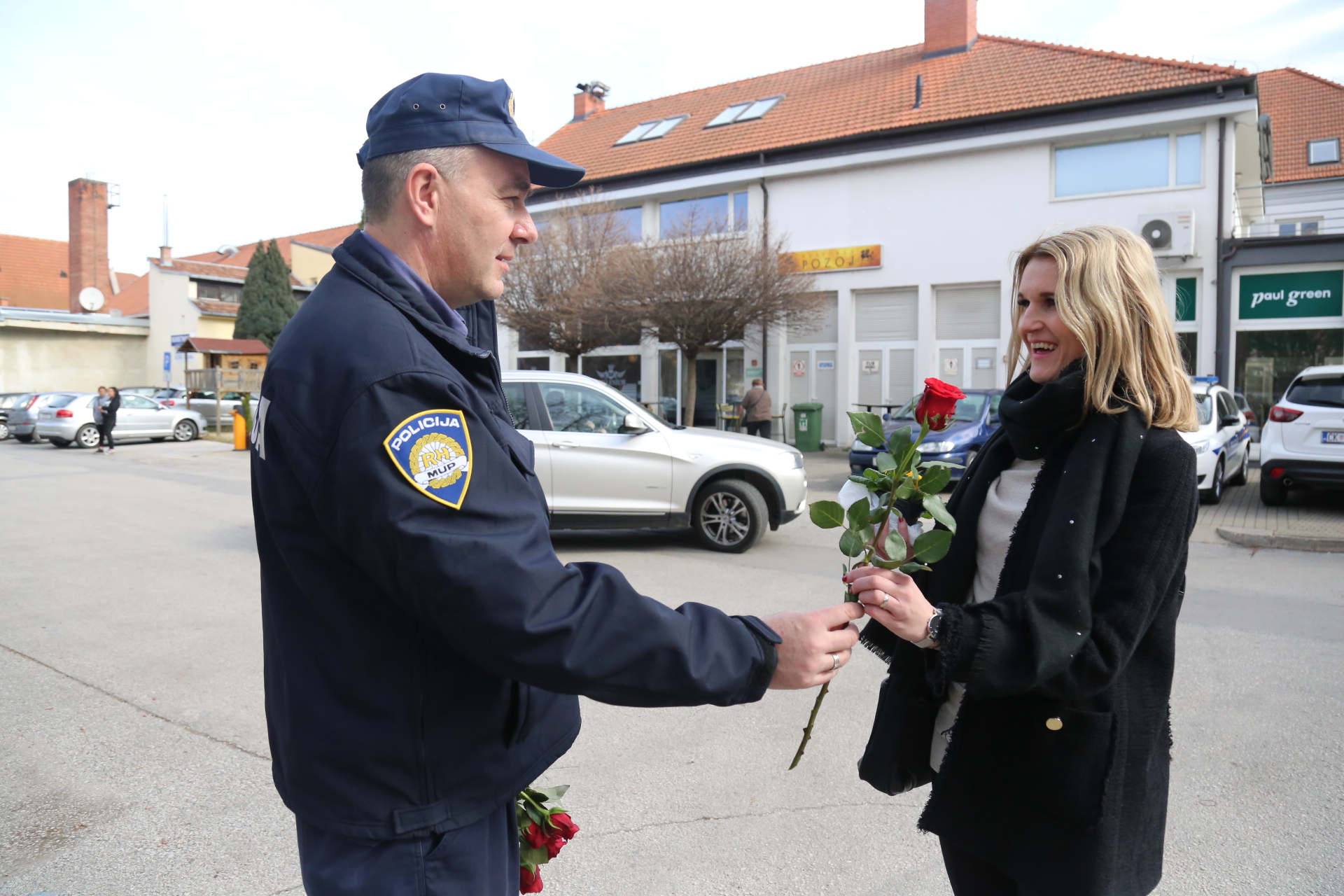 Međimurska policija cvijećem nagrađuje žene u prometu