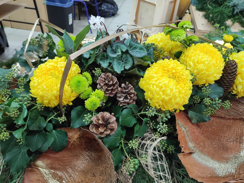 PRIGODNI ARANŽMANI Prodajna izložba aranžmana uoči Svih svetih u holu Gospodarske škole