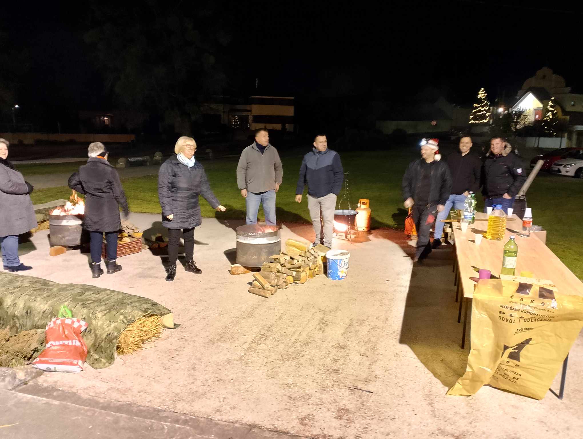 MAČKOVEC U BOŽIĆNOM ZAGRLJAJU Kuhano vino i topli čaj nakon polnoćke okupili mještane kod Društvenom domu
