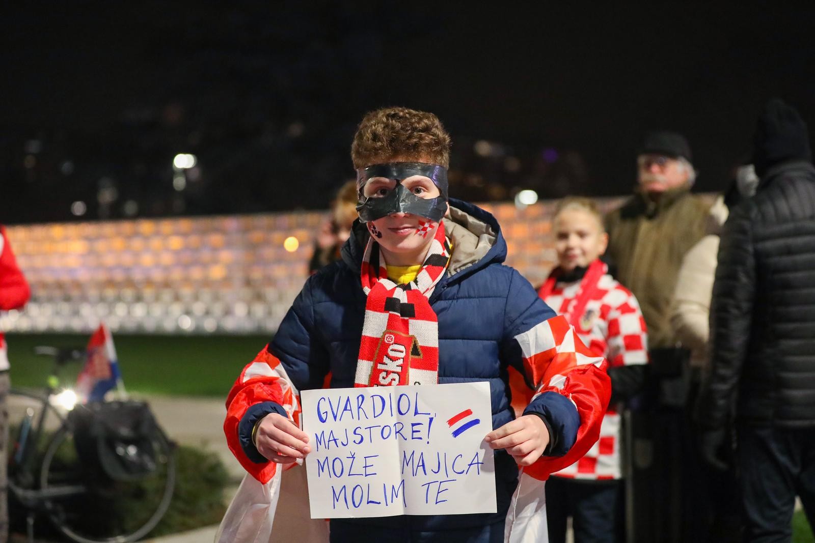 Vatreni u busu do Trga, pozdravljaju ih tisuće uz baklje, zastave i vatromet